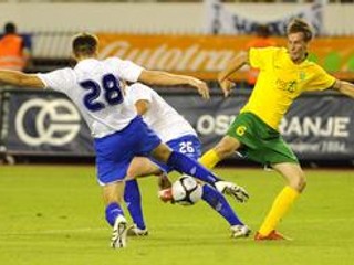 Patrik Mráz zo Žiliny (vpravo) v súboji o loptu s Borisom Pandžom.