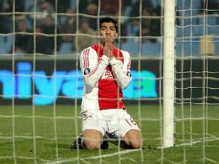 Kapitánom Ajaxu je uruguajský futbalista Luis Suárez.