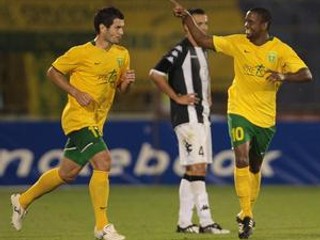 Žilinčan Adauto (vpravo) sa raduje z gólu z penalty počas prvého zápasu play off Európskej ligy proti Partizanu Belehrad.