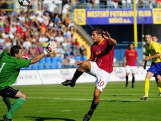 Hviezda Rimanov Francesco Totti v jednom z nájazdov na brankára Košíc Schrenga.