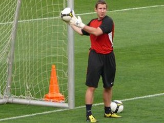 Dušan Perniš na včerajšom tréningu. Zaberal najmä rukami.