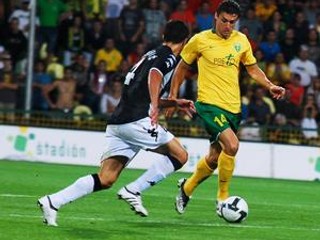 Prenikajúceho hráča MŠK Žilina Tomáša Oravca (vpravo) sa snaží zastaviť hráč Partizanu Belehrad Nenad Djorajevič.