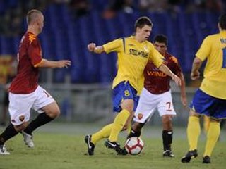 Na snímke uprostred futbalista Timon Dobias z Košíc, vpravo sa pozerá jeho spoluhráč Ján Novák.