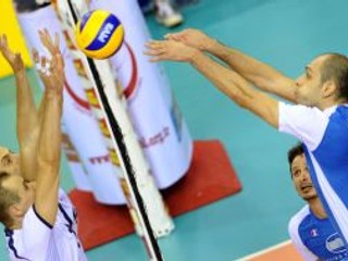 Na snímke vľavo dvojica brániacich Slovákov v pozadí Tomáš Kmeť (v pozadí), Martin Nemec (v popredí) blokujú pokus hráča gréckeho tímu Zlatka Baeva (vpravo v popredí zľava), v pozadí sa prizerá Grék Konstantinos Prousalis.