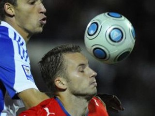 Slovák Hološko v súboji s Čechom Kadlecom.