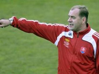 Tréner Vladimír Weiss musí v Severnom Írsku nahradiť v zostave vylúčeného Mareka Hamšíka.