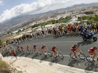 Pelotón počas 10. etapy cyklistický pretekov Vuelta a Espaňa.