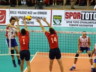 Francúzsky univerzál Rouzier smečuje proti slovenskému dvojbloku Bencz (1), Kmeť (14).
