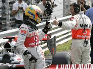 Lewis Hamilton (vľavo) si vybojoval pole position na VC Talianska.