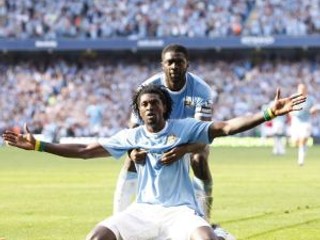 Adebayor so spoluhráčom Kolom Tourém.