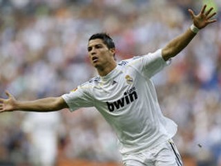 Cristiano Ronaldo sa stal v lete najdrahším futbalistom histórie.