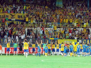 Futbalisti Dunajskej Stredy s fanúšikmi.