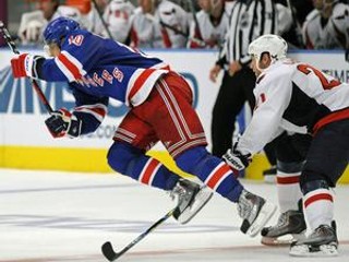 Útočník New York Rangers Marían Gáborík (vľavo) padá cez hokejku Brooksa Laicha.