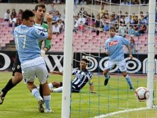 Marek Hamšík strieľa jeden zo svojich dvoch gólov.