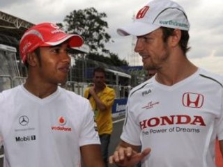 Lewis Hamilton (vľavo) a Jenson Button (ešte ako jazdec tímu Honda).