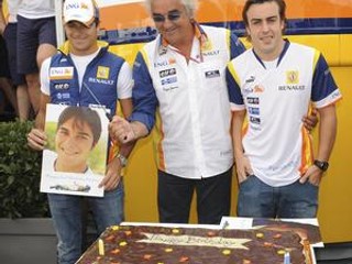 Od budúcej sezóny neostane v tíme Renault ani jeden z trojice Flavio Briatore (uprostred), Fernanndo Alonso (vpravo) a Nelson Piquet jr.