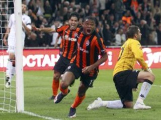 Luis Adriano zo Šachtaru oslavuje svoj gól do siete Partizanu.
