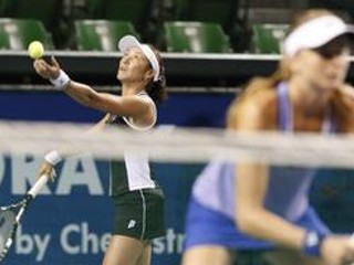 Japonka Ai Sugijamová (vľavo) na podaní, pri sieti stojí Daniela Hantuchová.