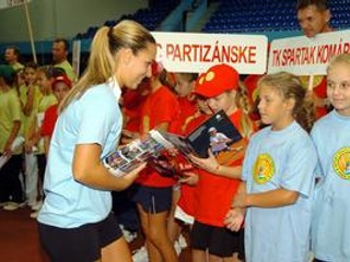 Dominika Cibulková (vľavo) rozdávala autogramy.