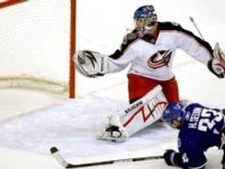 Henrik Sedin z tímu Vancouver Canucks dáva gól do bránky brakára mužstva Columbus Blue Jackets Steva Masona.