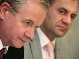 Prezident Slovenského futbalového zväzu František Laurinec (vľavo). V pozadí reprezentačný tréner Vladimír Weiss starší.