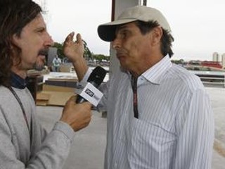 Nelson Piquet senior (vpravo) v rozhovore pred Veľkou cenou Brazílie v Sao Paulo.