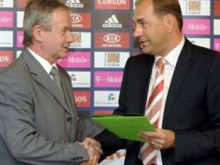 7. júla 2008 si prezident SFZ František Laurinec (vľavo) a Vladimír Weiss st. takto potriasli rukou, čo bolo formálne spečatenie nástupu skúseného trénera na reprezentačnú lavičku. O vyše 15 mesiacov je dôvod na jej predĺženie, veď Weiss st, doviedol svoj