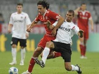 Luca Toni z Bayernu (vľavo) v súboji o loptu s Danielom Gordonom z Oberhausenu.