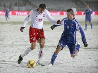 Stanislav Šesták (vpravo) v súboji o loptu s Jaroslawom Biieniukom.