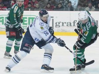 Roman Kukumberg (uprostred) ešte v drese Slovana.