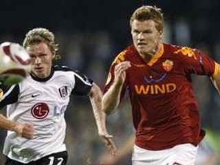 John Arne Riise (vpravo) a Bjorn Helge Riise v bratskom súboji.