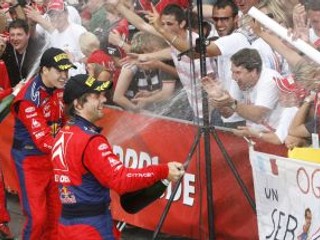 Sebastien Loeb (vpredu) je majstrom sveta.