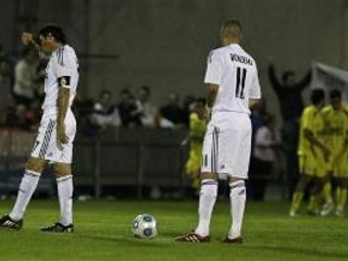 Raúl González (vľavo) a Karim Benzema z Realu Madrid po góle Alcorconu v zápase španielskeho Kráľovského pohára.