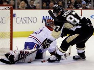 Sidney Crosby z Pittsburghu (vpravo) strieľa gól do siete Jaroslava Haláka.