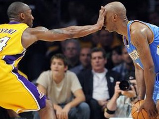 Kobe Bryant (vľavo) a Chauncey Billups.