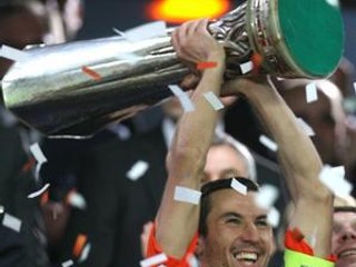 Darijo Srna zo Šachťaru s víťaznou trofejov.