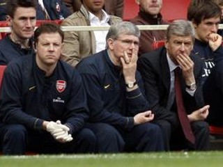 Arsene Wenger (vpravo) zostane na ľavičke Arsenalu.