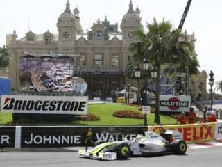 Jenson Button počas kvalifikácie na VC Monaka.