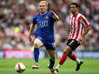 Paul Scholes (vľavo) sa chystá zavesiť kopačky na klinec.