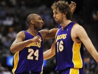 Dve najväčšie hviezdy Los Angeles Lakers Kobe Bryant s Pauom Gasolom.