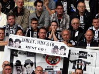 Fanúšikovia NUFC si už dlhšie pýtajú zmeny v správnej rade. Teraz po vypadnutí z Premier League je tomuto kroku naklonený aj samotný majiteľ Mike Ashley.