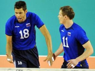 Slováci hostili 5.júna 2009 na popradskej palubovke v 1.kole Euroligy volejbalistov súperov z Portugalska. Na snímke vľavo Lukáš Diviš, vpravo Peter Janušek.