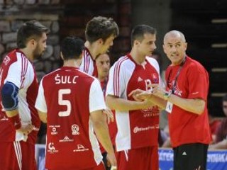 Tréner Heister (vpravo) rozdáva rady svojim zverencom.