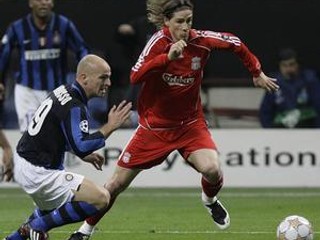 Fernando Torres (vpravo) v súboji o loptu s Estebanom Cambiassom.