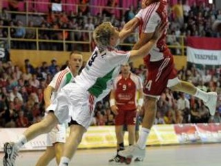 Martin Stranovský zo Slovenska (vpravo) bránený Tamásom Iváncsikom z Maďarska (vľavo) v kvalifikačnom zápase hádzanej mužov Slovensko - Maďarsko.