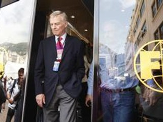 Max Mosley je prezidentom FIA už 16 rokov. Aby urovnal spory s tímami, ponúkol odchod.