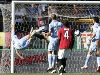 Slovenský futbalista obliekajúci dres SSC Neapol Marek Hamšík strieľa gól do brány AS Rím počas futbalového zápasu talianskej Serie A.