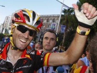 Španiel Alejandro Valverde z tímu Caisse d´Epargne sa teší z víťazstva v druhej etape prestížnej Vuelty.