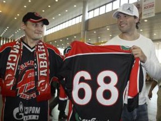Najväčšou hviezdou KHL je legendárny český útočník Jaromír Jágr.