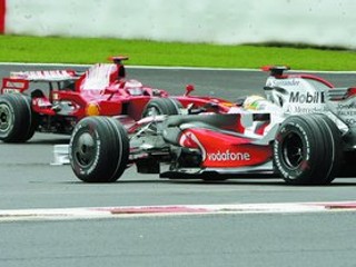 V 2. kole Veľkej ceny Belgicka urobil Lewis Hamilton na mclarene (vpravo) „hodiny“ a na čelo sa dostal Kimi Räikkönen na ferrari (v pozadí). Cieľom prešiel prvý Hamilton, ale za víťaza vyhlásili Felipa Massu na ferrari.